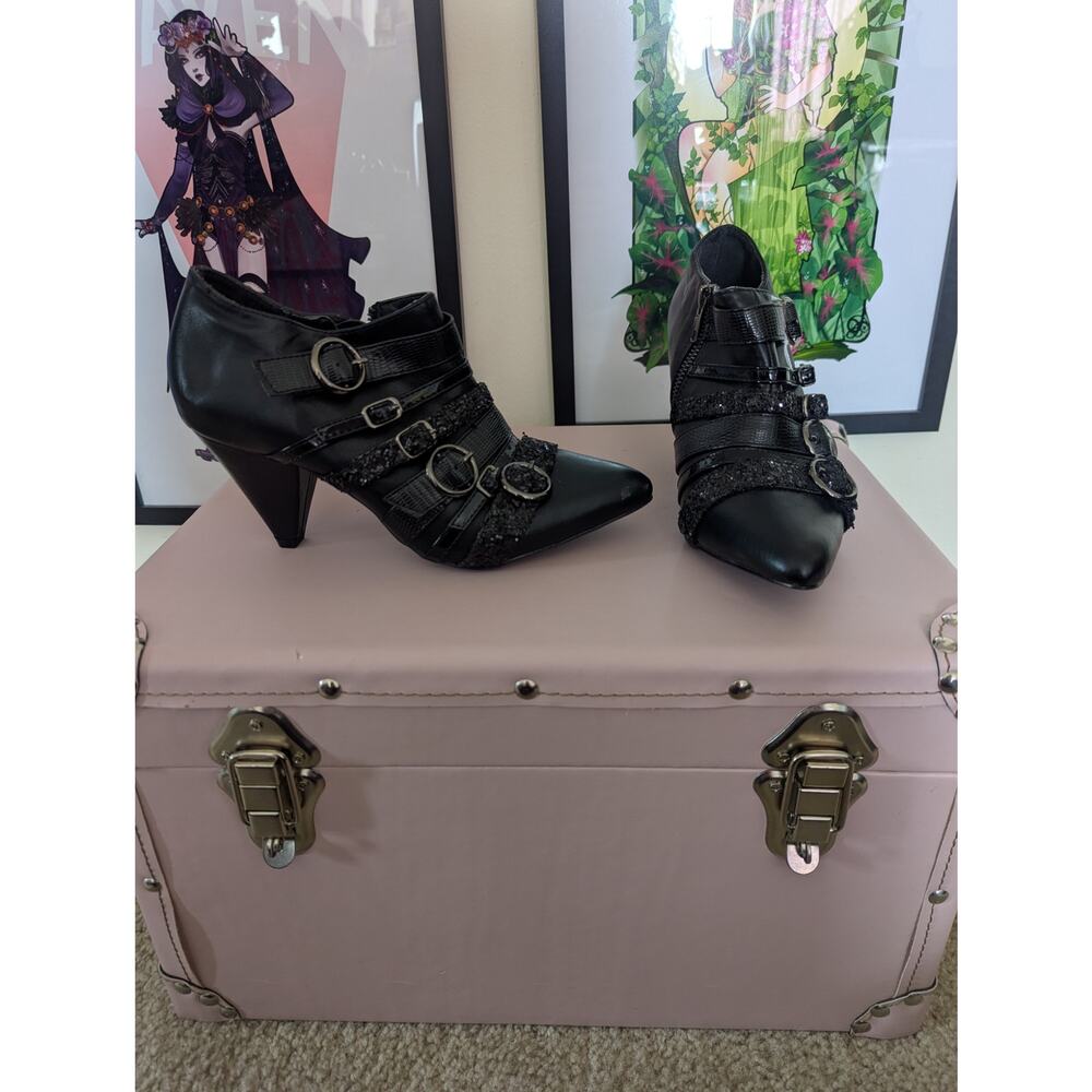 YRU Scorpio Black Buckle Booties Sz 7